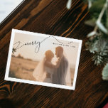 Tarjeta Festiva Merry Modern Typography Name 2 Photo Navidades<br><div class="desc">Esta hermosa y moderna tarjeta de festividad de la tipografía moderna Merry Nombre 2 Navidades de fotografía muestra su foto boda horizontal detrás de un borde blanco, con la palabra 'Merry' en una bella y moderna tipografía caligráfica con florecientes decorativos en los extremos de las palabras. La tarjeta se personaliza...</div>