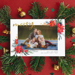 Tarjeta Festiva Merry | Poinsettia de invierno y foto de feriado d<br><div class="desc">¡Es la época más maravillosa del año! Este diseño presenta la foto de su personalizado enmarcada por dos arreglos florales pintados a mano de poinsettia, pino y bayas de invierno. En la esquina superior izquierda aparece "alegre" en letras de guiones dorados cepillados. En la esquina inferior derecha están tu apellido...</div>