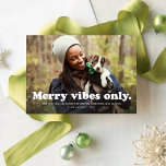 Tarjeta Festiva Merry vibes sólo diversión retro una foto<br><div class="desc">Envíe alegría de vacaciones retro divertido con esta tarjeta de una foto que muestra una obra "sólo con buenas vibraciones" con "sólo alegres vibraciones" más festivas. El texto blanco se sienta al final de una sola foto horizontal con mucho espacio para el texto y los nombres personalizados. La parte posterior...</div>