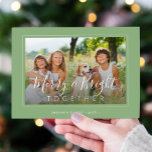 Tarjeta Festiva Merry y Bright 4 fotos de sabios de Navidades mode<br><div class="desc">Elegante y simple sabio mínimo verde y blanco 4 fotos de la familia de personalizados "Merry y Bright juntos" script (plantilla de texto superpuesto) plantilla de la tarjeta de vacaciones.                     Fácil de personalizar con sus imágenes,  texto,  nombre de familia y sus deseos en ambos lados!</div>