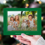 Tarjeta Festiva Merry y Bright 4 fotos Navidades modernos verde<br><div class="desc">Elegante y simple plantilla de tarjeta de vacaciones de color verde y blanco mínimo 4 fotos de la familia de personalizados "Merry y Bright juntos" (plantilla de texto superpuesto).                     Fácil de personalizar con sus imágenes,  texto,  nombre de familia y sus deseos en ambos lados!</div>