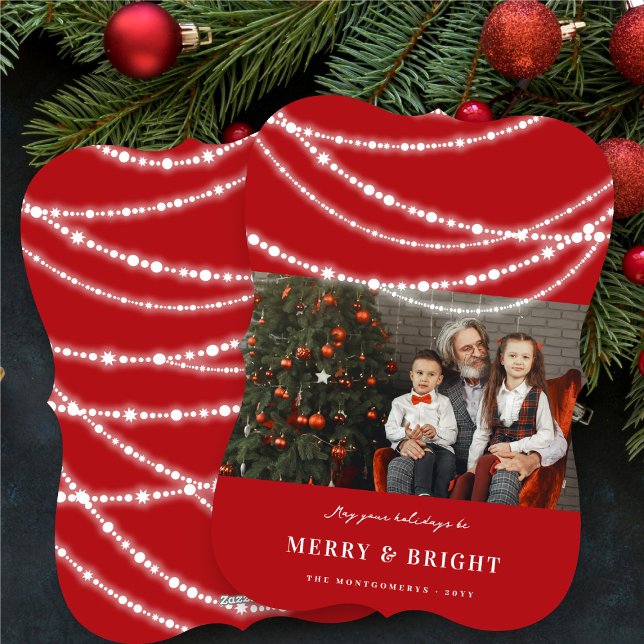 Tarjeta Festiva Merry y Bright Sparkles Moda Navidades rojos foto (Merry & Bright Stylish Sparkling Lights Modern Chic Red Christmas Photo Holiday Card @ fat_fa_tin)