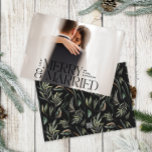 Tarjeta Festiva Merry y casado Elegante foto moderna botánica<br><div class="desc">Feliz y casada Elegante foto moderna minimalista acuarela negra tipografía botánica de color negro Feliz Navidad tarjeta plana.</div>