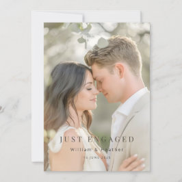 Tarjeta Festiva Minimal Just Engaged Photo Announcement 