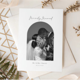 Tarjeta Festiva Minimalista Arco Foto Casados Felizmente en Blanco