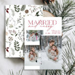 Tarjeta Festiva Minimalista rojo casado y Merry recién casado foto<br><div class="desc">Presentamos nuestra nueva e impresionante tarjeta de festividad fotográfica Minimalista Red Married y Merry New: un diseño moderno con tipografía elegante y tres preciadas fotos bodas, en rojo y blanco festivo. El frente minimalista se complementa con un cálido y festivo patrón botánico acuático en la parte trasera, que muestra vegetación,...</div>