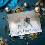 Tarjeta Festiva Mínimo Feliz Festividad de Hanukkah Foto Azul bril<br><div class="desc">Simple y feliz hanukkah en letras séricas con año y firma familiar. Añade tu propio mensaje o fotos extra al reverso.</div>
