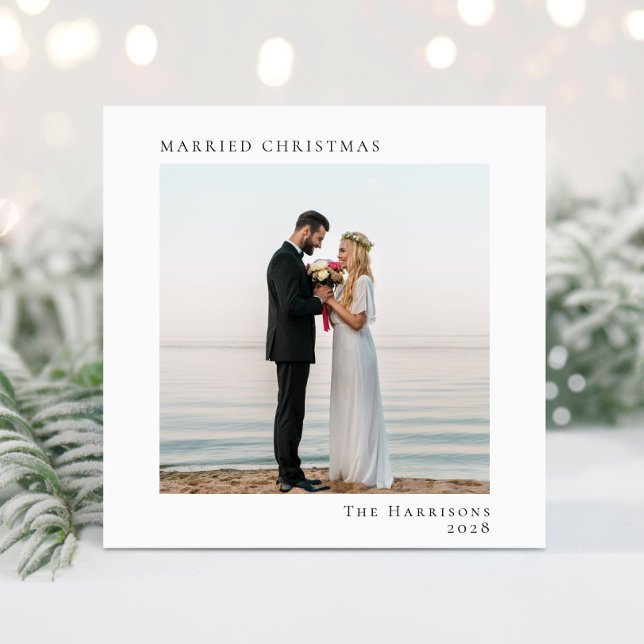 Tarjeta Festiva Mínimo Navidades casados modernos 2 Foto (A beautiful and unique photo card to announce your marriage to family + friends this holiday season)