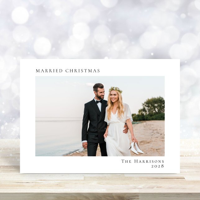 Tarjeta Festiva Mínimo Navidades casados modernos 2 Foto (A beautiful and unique photo card to announce your marriage to family + friends this holiday season)