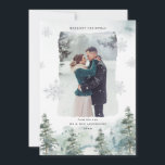 Tarjeta Festiva Misty Winter se casó recientemente con la primera<br><div class="desc">Tarjetas fotográficas con temática invernal para recién casados que presentan un paisaje boscoso nevado acentuado con copos de nieve plateados con colores elegantes y mullidos para las vacaciones.</div>