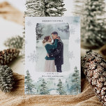 Tarjeta Festiva Misty Winter se casó recientemente con la primera<br><div class="desc">Tarjetas fotográficas con temática invernal para recién casados que presentan un paisaje boscoso nevado acentuado con copos de nieve plateados con colores elegantes y mullidos para las vacaciones.</div>