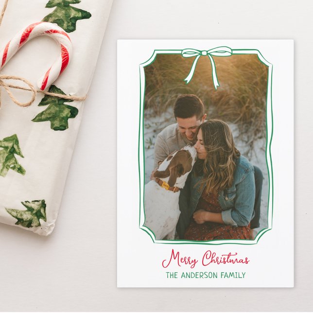 Tarjeta Festiva Moda Bow Personalizado foto familia Navidades rojo (Warm hearts with a festive card featuring a hand-drawn holiday bow and your cherished memories.)