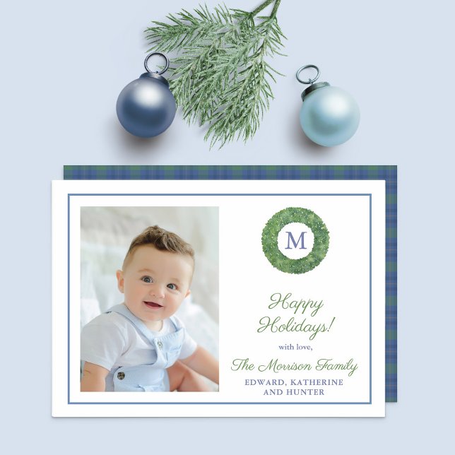 Tarjeta Festiva Moda Boxwood Wreath Monograma Familia Tartán Foto  (Minimalist boxwood wreath with monogram, family photo and tartan plaid reverse)