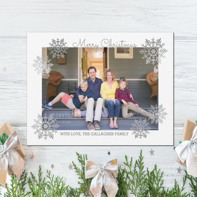 Tarjeta Festiva Moda brillante de plata foto de festividad con cop (Silver Shimmering Chic Snowflake Holiday Photo Card)