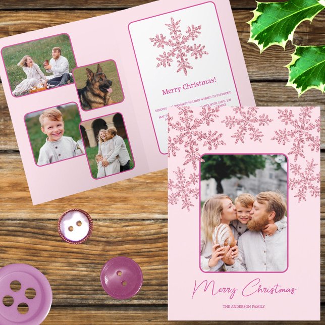 Tarjeta Festiva Moda de escritura de moda con copo rosado de nieve (Display five of your photo favorites in these faux sparkle pink snowflake folded Christmas cards)