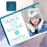 Tarjeta Festiva Moda del guión de la película "Peace Joy Love Scri<br><div class="desc">"Paz, alegría y amor." Un ilustracion divertido, lúdico, con copos de nieve y una tipografía moderna sobre un fondo blanco te ayudan a iniciar las vacaciones, junto con la foto personalizado de tu elección. Los falsos puntos de Relieve metalizado turquesa encuadran la carta. Siente la calidez y alegría de las...</div>