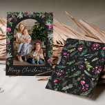 Tarjeta Festiva Moda Gris oscuro y brillante arco de vegetación ro<br><div class="desc">Esta colección cuenta con flores color agua rosa brillante,  bayas y vegetación de invierno con tipografía moderna y elegante,  con un patrón botánico de invierno.</div>