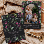 Tarjeta Festiva Moda Navidades del Arco Botánico Gris Oscuro Foto<br><div class="desc">Esta colección cuenta con flores color agua rosa brillante,  bayas y vegetación de invierno con tipografía moderna y elegante,  con un patrón botánico de invierno.</div>