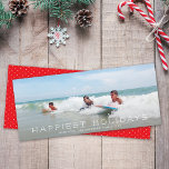 Tarjeta Festiva Moda Panorámica Simple Minimalista 1 Navidades de<br><div class="desc">Esta moderna tarjeta de fotos de vacaciones incluye un marco completo (también conocido como foto horizontal) y el saludo EDITABLE "Festividades más felices". El diseño es minimalista pero elegante. En la parte trasera se encuentra un patrón simple de puntos rojos y blancos. Puede personalizar este diseño añadiendo otra foto y/o...</div>