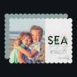 Tarjeta Festiva Modern Beach Sea Greetings Aqua Navidades Photo<br><div class="desc">Una moderna tarjeta de vacaciones con un simple mensaje mínimo que dice "saludos por el mar" con palmas combinadas con tipografía escrita a mano. Personaliza con tus nombres y tu imagen favorita. Imagen de Vitolda Klein en Unsplash</div>