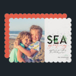 Tarjeta Festiva Modern Beach Sea Greetings Coral Navidades Foto<br><div class="desc">Una moderna tarjeta de vacaciones con un simple mensaje mínimo que dice "saludos por el mar" con palmas combinadas con tipografía escrita a mano. Personaliza con tus nombres y tu imagen favorita. Imagen de Vitolda Klein en Unsplash</div>