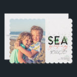 Tarjeta Festiva Modern Beach Sea Greetings Coral Navidades Foto<br><div class="desc">Una moderna tarjeta de vacaciones con un simple mensaje mínimo que dice "saludos por el mar" con palmas combinadas con tipografía escrita a mano. Personaliza con tus nombres y tu imagen favorita. Imagen de Vitolda Klein en Unsplash</div>