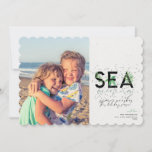 Tarjeta Festiva Modern Beach Sea Greetings Green Navidades Photo<br><div class="desc">Una moderna tarjeta de vacaciones con un simple mensaje mínimo que dice "saludos por el mar" con palmas combinadas con tipografía escrita a mano. Personaliza con tus nombres y tu imagen favorita. Imagen de Vitolda Klein en Unsplash</div>