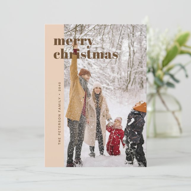 Tarjeta Festiva Modern Bold Beige & Brown Merry Christmas Photo (Anverso de pie)