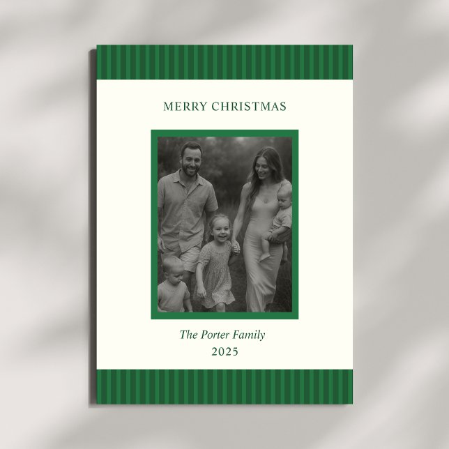 Tarjeta Festiva Modern Christmas Minimal Family Photo Green Chic (Subido por el creador)