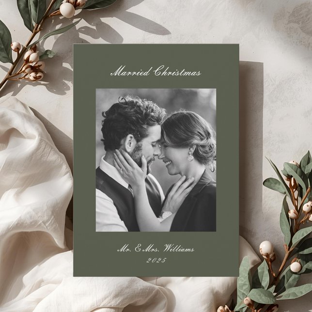 Tarjeta Festiva Modern Classic Sage Married Christmas Newlywed (Subido por el creador)