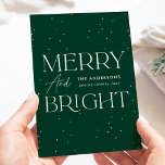 Tarjeta Festiva Modern Green Merry y Bright Non-Photo<br><div class="desc">Tarjeta de vacaciones moderna con "Merry and Bright" mostrado en letras blancas y fondo verde oscuro con puntos blancos sutiles (nieve). Personalice la parte delantera de la tarjeta de vacaciones sin foto con su nombre familiar y el año con letras blancas. La tarjeta se revierte para mostrar tu mensaje personal...</div>