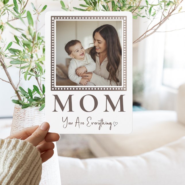 Tarjeta Festiva Modern Personalized Mom Photo Greeting Card (Subido por el creador)