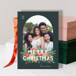 Tarjeta Festiva Moderna audaz floral Merry Christmas Arch Photo<br><div class="desc">Esta hermosa tarjeta de Navidades fotográficos presenta elementos florales dibujados a mano en varios tonos de coral, rojo-naranja, menta, verde azulado, cal y verde. Incluyen pino, flores, brotes, hojas, bayas y brotes, junto con la tipografía moderna en blanco, que dice "Feliz Navidad". El color de fondo es un verde profundo...</div>