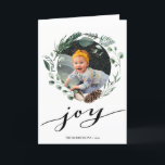 Tarjeta Festiva Moderna escritura negra elegante Eucalyptus Foliag<br><div class="desc">Envíe saludos y deseos de vacaciones a amigos, colegas y familia en festividades de diseño fotográfico simple, lindo, moda, elegante y moderno, con un estilo natural de color plegado tarjetas de vacaciones! Una hermosa corona de flores de hojas de acuarela pintadas de color verde suave (pino, eucalipto, helecho) con conos...</div>