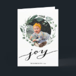 Tarjeta Festiva Moderna escritura negra elegante Eucalyptus Foliag<br><div class="desc">Envíe saludos y deseos de vacaciones a amigos, colegas y familia en festividades de diseño fotográfico simple, lindo, moda, elegante y moderno, con un estilo natural de color plegado tarjetas de vacaciones! Una hermosa corona de flores de hojas de acuarela pintadas de color verde suave (pino, eucalipto, helecho) con conos...</div>