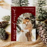 Tarjeta Festiva Moderna foto del Arco Rojo recién casados<br><div class="desc">Celebra tu nuevo viaje juntos esta temporada de vacaciones con una impresionante tarjeta que incluye una foto favorita de ti como recién casados. El moderno diseño de arco rojo crea un entorno atrevido y festivo, enmarcando elegantemente tu imagen mientras transmiten tu alegre mensaje de "Merry & Married" en una tipografía...</div>