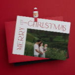 Tarjeta Festiva Moderna foto navideña de Feliz tipografía roja<br><div class="desc">¡Esta es la temporada para ser alegre! En esta temporada navideña, haz que tus celebraciones familiares sean especiales con esta tarjeta navideña moderna pero festiva de Festividad Moderna de Fe de la Tipografía Roja. La manera perfecta de enviar su amor y sus cálidos deseos a amigos y familia en esta...</div>