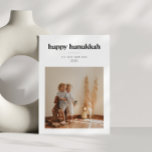Tarjeta Festiva Moderna Minimalista Hanukkah Foto Escandinava<br><div class="desc">Celebra Hanukkah con esta moderna tarjeta minimalista de vacaciones con un fondo blanco limpio,  líneas simples y un amplio espacio negativo. El diseño inspirado en Escandinavia ofrece una manera elegante y discreta de compartir tus deseos favoritos de fotos y vacaciones.</div>