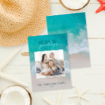 Tarjeta Festiva moderna playa familiar de mar<br><div class="desc">diseño elegante de tarjetas de navidades con una combinación de diseño de letra negrita y guión,  espacio para la foto elegida delante con gráficos de playa y mar al revés</div>
