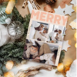 Tarjeta Festiva Moderno año de coral de mora en revisión vertical<br><div class="desc">Envíe cálidos deseos esta temporada de vacaciones con este año de coral único y lindo, moderno y alegre, en revisión vertical 3 foto tarjeta de vacaciones. Su diseño es sencillo y minimalista, con elementos inspirados en el boho, en tonos rosa claro, coral pastel, verde salado, rubor y melocotón. Celebrando el...</div>