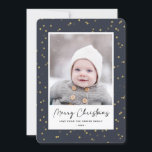 Tarjeta Festiva Moderno Blue Gold Star Bokelay Overlay Minimalista<br><div class="desc">¡Envíe personalizable y saludos personalizados de vacaciones a amigos, colegas y familia en simples, minimalistas, elegantes, divertidas, festivas y modernas tarjetas fotográficas! Un hermoso marco de variedad de estrellas doradas de invierno sobre fondo azul marino rodea tu foto sobre papel de borde redondo. El saludo " Feliz Navidad " está...</div>