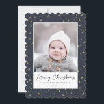 Tarjeta Festiva Moderno Blue Gold Star Bokelay Overlay Minimalista<br><div class="desc">¡Envíe personalizable y saludos personalizados de vacaciones a amigos, colegas y familia en simples, minimalistas, elegantes, divertidas, festivas y modernas tarjetas fotográficas! Un bello marco de variedad de estrellas doradas de invierno sobre fondo azul marino rodea tu foto sobre papel de borde de vieira. El saludo " Feliz Navidad "...</div>