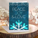 Tarjeta Festiva Moderno copo de nieve azul paz alegría amor tipogr<br><div class="desc">"Paz, alegría y amor." Un ilustracion gigante, divertido, lúdico, blanco y turquesa con copos de nieve y una tipografía moderna sobre un rico fondo de agua de mármol azul verde azulado y profundo te ayudarán a disfrutar de las vacaciones. Un confeti blanco y turquesa bordea la parte superior. Tu saludo...</div>