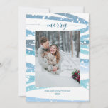 Tarjeta Festiva Moderno Merry Winter Mint Swashes Foto<br><div class="desc">Resumen de las acuarelas color menta pastel con nevado blanco,  personalizado "alegre" guión gráfico con campos de texto editables. La parte posterior presenta un fondo de gradiente de menta complementario.</div>