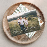 Tarjeta Festiva Moderno mínimo 1 Navidades de fotografía guión ele<br><div class="desc">El follaje mínimo moderno fue de un año para recordar la tarjeta de Navidades de vacaciones guionada. El eucalipto pintado a mano,  el follaje mínimo y la moderna corona rústica de mimbre le dan a esta tarjeta un ambiente lujoso. En verdes,  marrones y grises elegantes.</div>