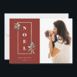 Tarjeta Festiva Moderno NOEL Gold Winter Frame Photo Red<br><div class="desc">Elegante marco falso dorado pálido adornado con ramas de bayas de invierno sobre festivos orígenes rústicos de color rojo. Funciones de diseño, bajo el nombre en negrita NOEL, líneas de texto de plantilla para nombres, año y mensaje con una sola foto en la parte delantera y dos espacios de fotos...</div>