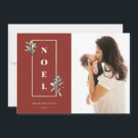 Tarjeta Festiva Moderno NOEL Gold Winter Frame Photo Red<br><div class="desc">Elegante marco falso dorado pálido adornado con ramas de bayas de invierno sobre festivos orígenes rústicos de color rojo. Funciones de diseño, bajo el nombre en negrita NOEL, líneas de texto de plantilla para nombres, año y mensaje con una sola foto en la parte delantera y dos espacios de fotos...</div>