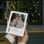 Tarjeta Festiva Moderno Nutcracker Merry Christmas Photo Typograph<br><div class="desc">Es esa época del año de nuevo - ¡tiempo de los Navidades! No hay más que mirar esta moderna y moderna tarjeta de Navidades para compartir la alegría y el mensaje de amor de tu familia. La tipografía festiva en burgundy se destaca en la tarjeta y se acentúa con un...</div>