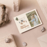 Tarjeta Festiva Moderno Scandi Boho - Familia Neutral Ferry<br><div class="desc">'Bienvenido el espíritu de los Navidades a tu casa este año y añade un toque moderno de estilo boho a tus saludos de vacaciones con esta foto neutral de la familia ¡Feliz Navidad! Con sus colores cálidos y terráneos, seguro que le dará una sensación de paz y alegría a su...</div>