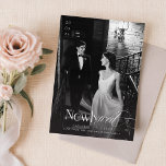 Tarjeta Festiva Modernos Navidades recién casados Fotografía super<br><div class="desc">Celebra tu alegre temporada con esta vintage tarjeta de dos caras de Navidades recién casados. Con una elegante foto en blanco y negro, esta tarjeta de doble cara captura la esencia romántica y única de su primer año como pareja casada. La estética atemporal, junto con los mensajes sinceros de los...</div>